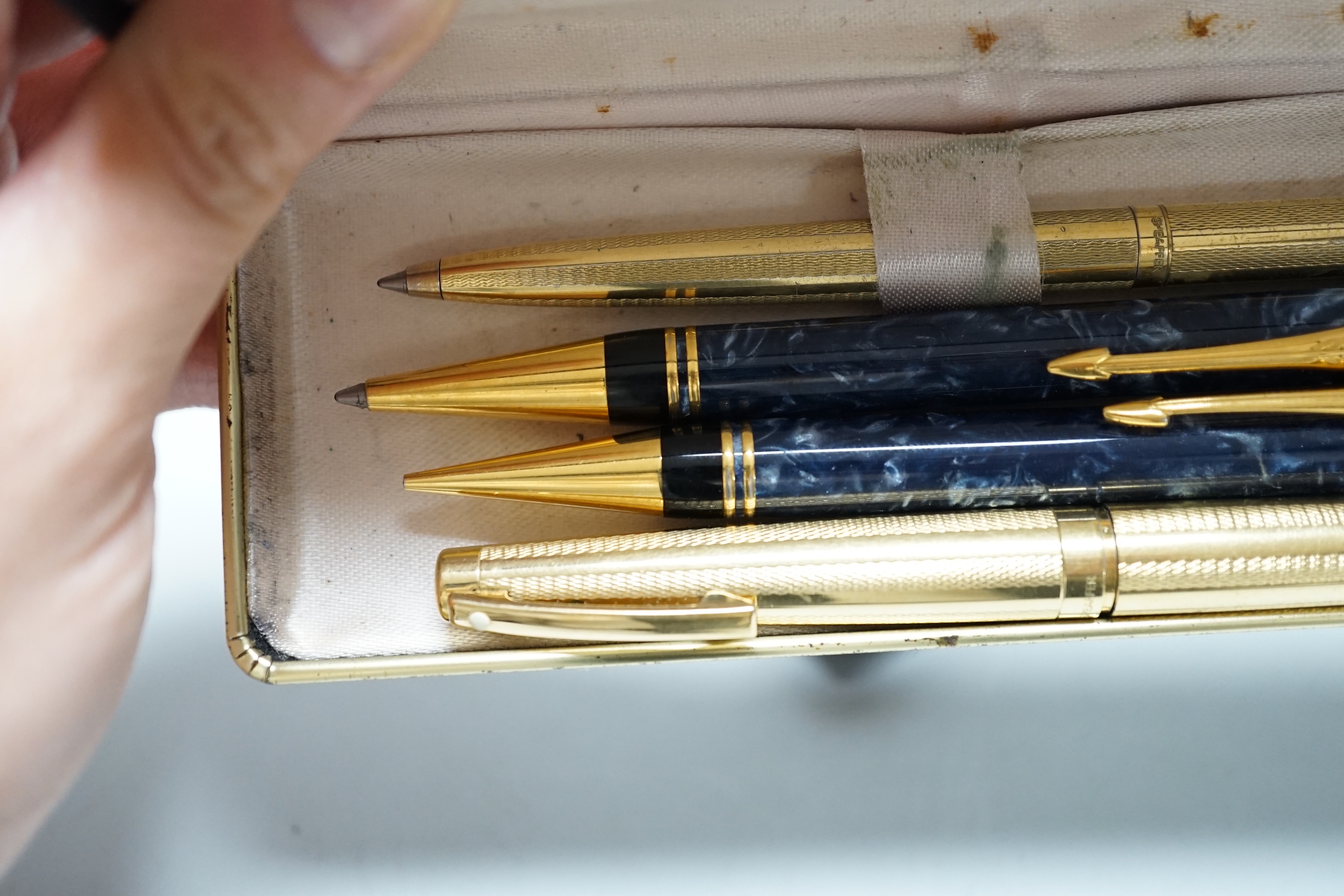 A Sheaffer fountain pen, a Parker pen and pencil pair, one other ballpoint pen and a gent's Tissot wristwatch